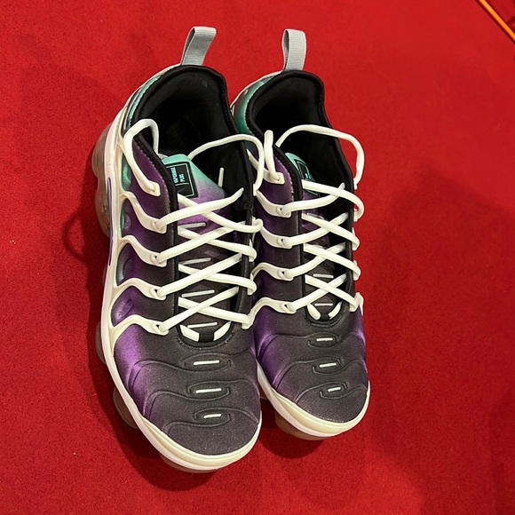 nike vapormax plus grape